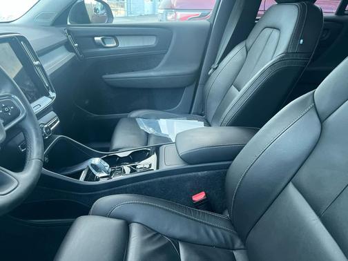 2023 Volvo XC40 B5 Plus Dark Theme