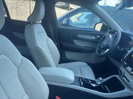 2023 Volvo XC40 B5 Plus Dark Theme