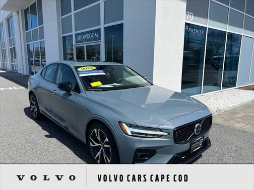2024 Volvo S60 B5 Core Dark Theme