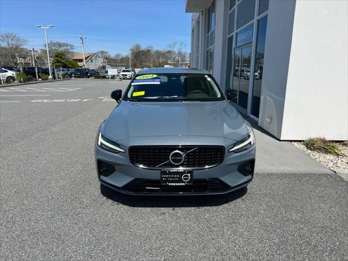 2024 Volvo S60 B5 Core Dark Theme