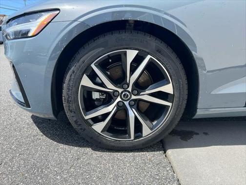 2024 Volvo S60 B5 Core Dark Theme