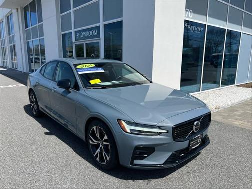 2024 Volvo S60 B5 Core Dark Theme