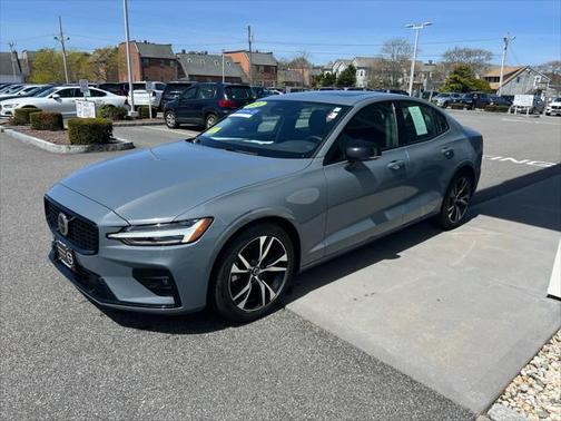 2024 Volvo S60 B5 Core Dark Theme