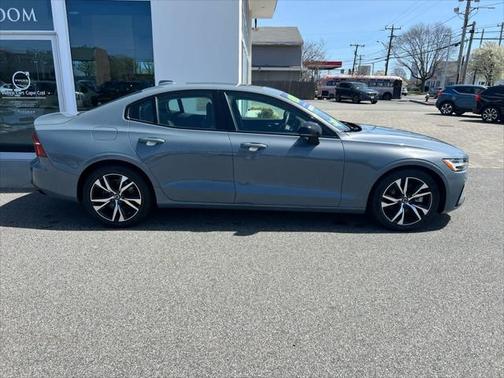 2024 Volvo S60 B5 Core Dark Theme