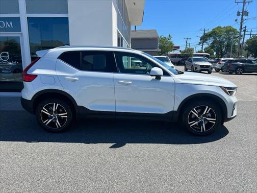 2025 Volvo XC40 B5 Core Bright Theme