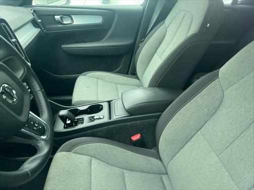 2025 Volvo XC40 B5 Core Bright Theme