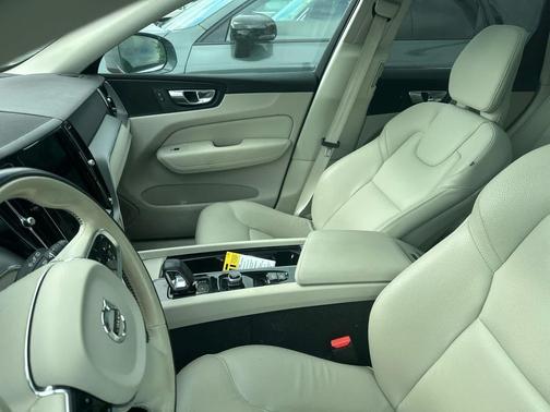 Thunder Grey Metallic 2023 Volvo XC60 B5 Core