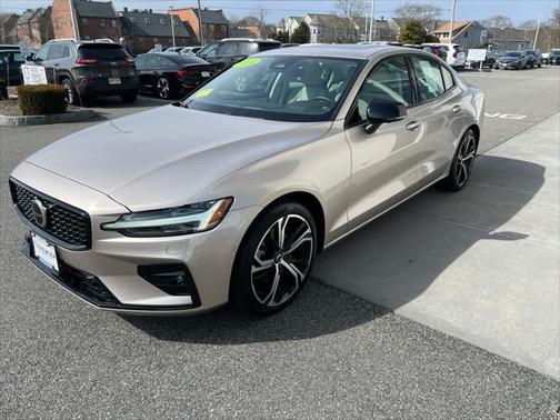 2024 Volvo S60 B5 Plus Dark Theme
