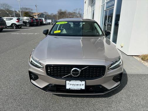 2024 Volvo S60 B5 Plus Dark Theme