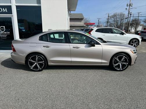 2024 Volvo S60 B5 Plus Dark Theme