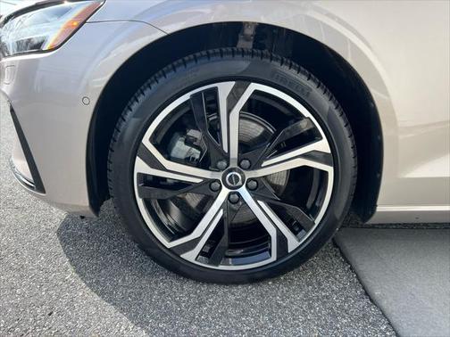 2024 Volvo S60 B5 Plus Dark Theme