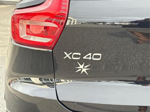 2023 Volvo XC40 B5 Plus Bright Theme