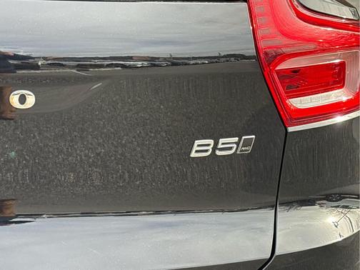 2023 Volvo XC40 B5 Plus Bright Theme