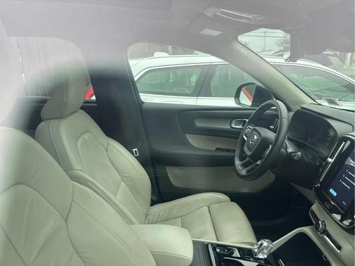 2023 Volvo XC40 B5 Plus Bright Theme