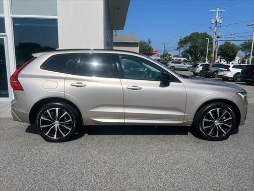 2023 Volvo XC60 B5 Plus Dark Theme