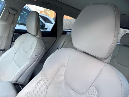 2023 Volvo XC60 B6 Ultimate Bright Theme