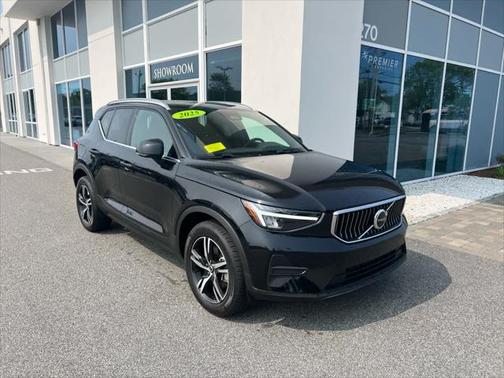 2025 Volvo XC40 B5 Core Bright Theme