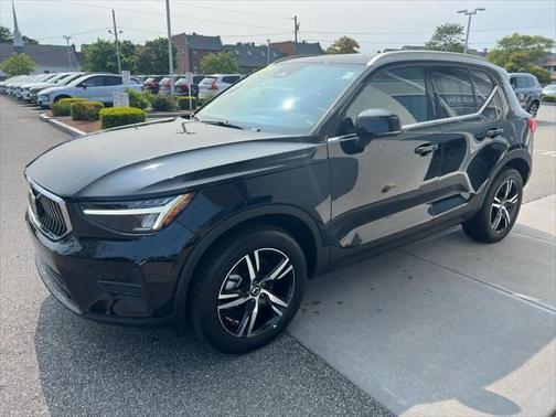 2025 Volvo XC40 B5 Core Bright Theme