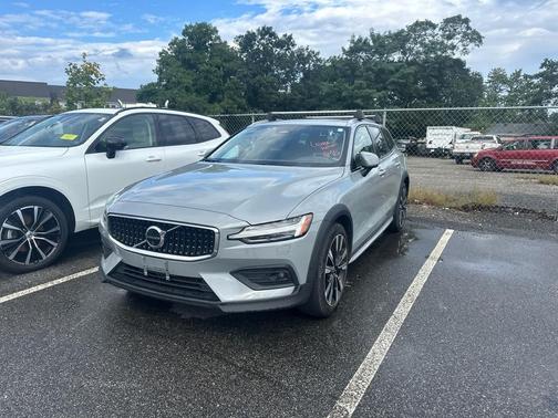 Vapour Grey Metallic 2024 Volvo V60 Cross Country B5 Ultimate