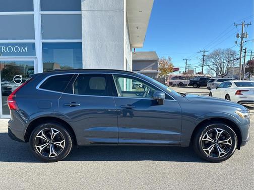 2022 Volvo XC60 B5 Momentum