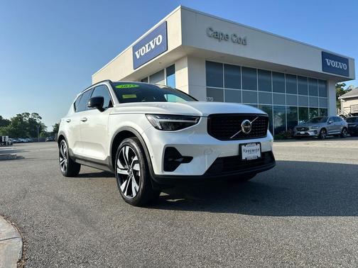 Crystal White Metallic 2023 Volvo XC40 B5 Plus Dark Theme