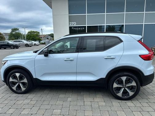 Cloud Blue 2024 Volvo XC40 B5 Core Dark Theme
