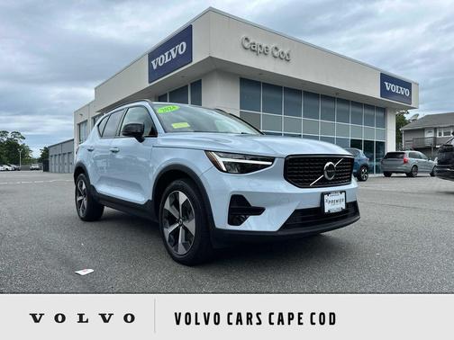 Cloud Blue 2024 Volvo XC40 B5 Core Dark Theme