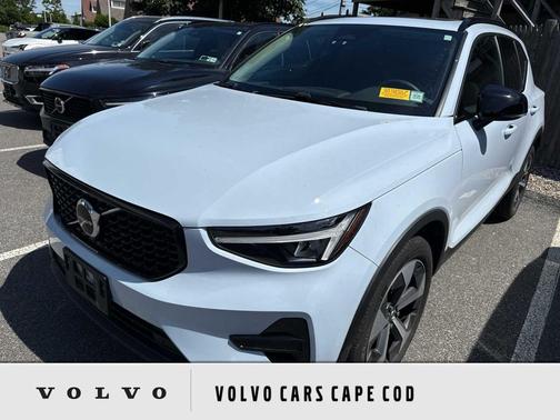 Cloud Blue 2024 Volvo XC40 B5 Core Dark Theme