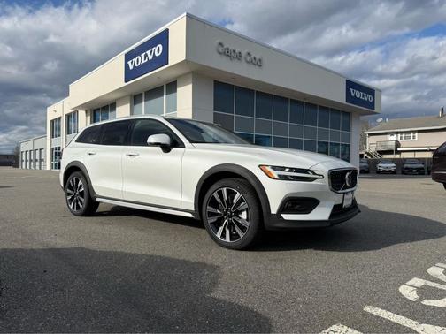 Crystal White Pearl 2026 Volvo V60 Cross Country Ultra, B5 AWD Gas (mild hybrid)