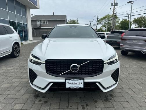 Crystal White Metallic 2025 Volvo XC60 B5 Plus