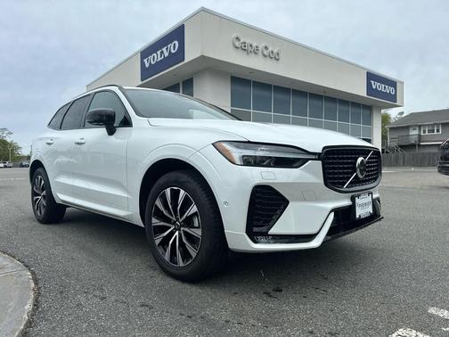 Crystal White Metallic 2025 Volvo XC60 B5 Plus