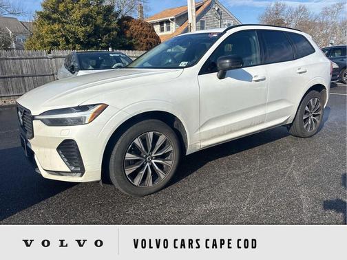 2024 Volvo XC60 B5 Core Dark Theme