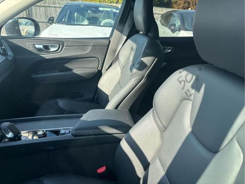 2024 Volvo XC60 B5 Core Dark Theme