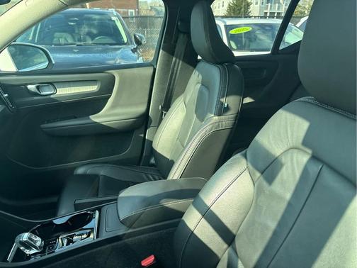 2023 Volvo XC40 B5 Plus Bright Theme