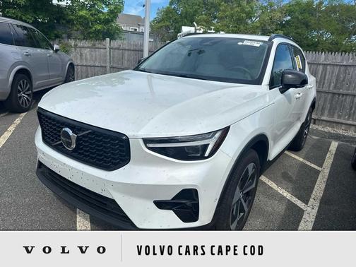 Crystal White 2026 Volvo XC40 Plus, B5 AWD Gas (mild hybrid), Dark