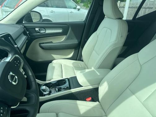 Crystal White 2026 Volvo XC40 Plus, B5 AWD Gas (mild hybrid), Dark