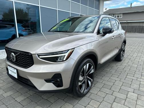 Bright Dusk Metallic 2024 Volvo XC40 B5 Plus Dark Theme