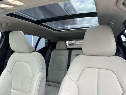 Bright Dusk Metallic 2024 Volvo XC40 B5 Plus Dark Theme
