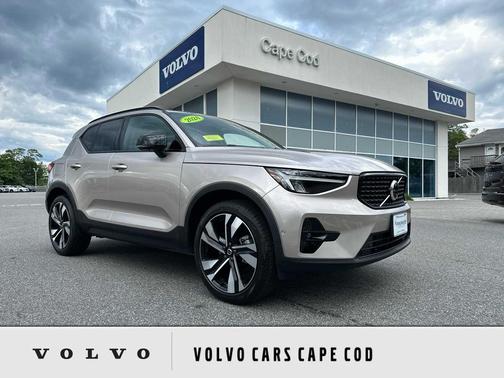 Bright Dusk Metallic 2024 Volvo XC40 B5 Plus Dark Theme