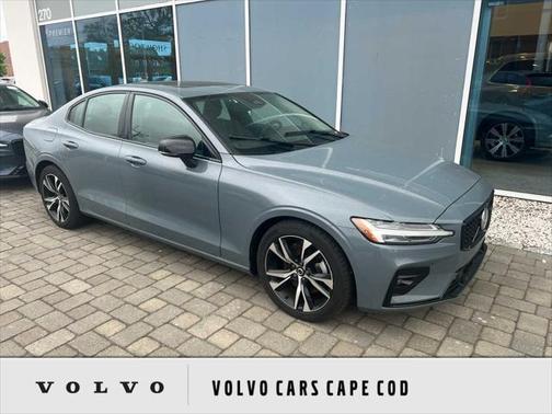 2024 Volvo S60 B5 Core Dark Theme