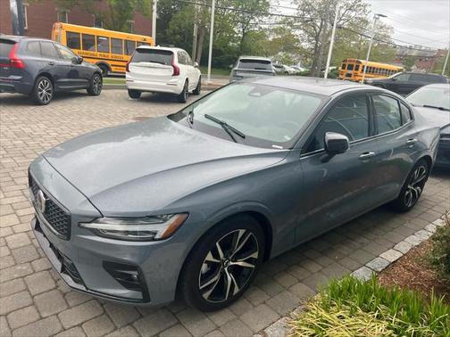 2024 Volvo S60 B5 Core Dark Theme