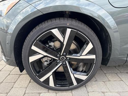 Forest Lake 2026 Volvo XC60 Plug-In Hybrid Ultra, T8 AWD Electric/Gasoline, Dark