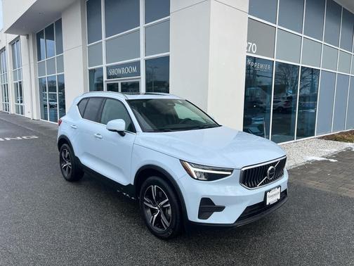 2025 Volvo XC40 B5 Core Bright Theme