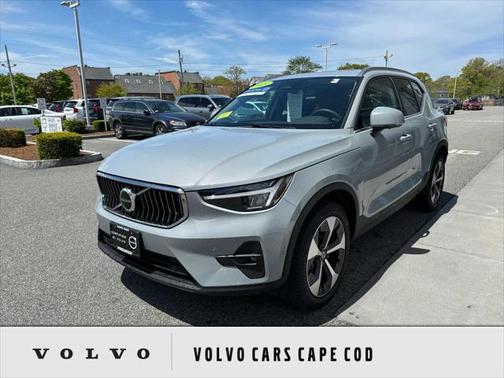 2025 Volvo XC40 B5 Plus Bright Theme