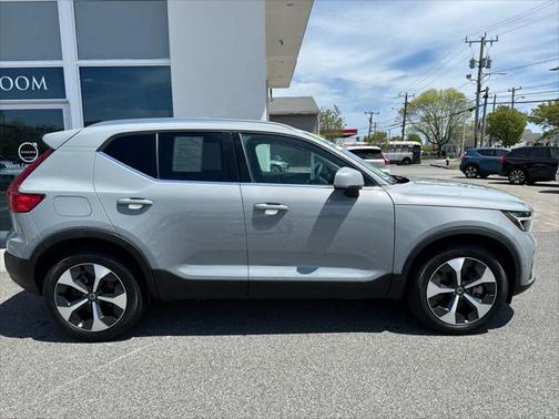 2025 Volvo XC40 B5 Plus Bright Theme