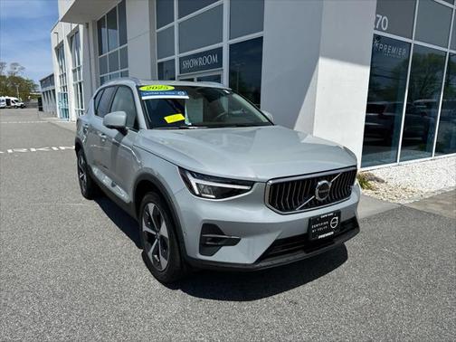 2025 Volvo XC40 B5 Plus Bright Theme