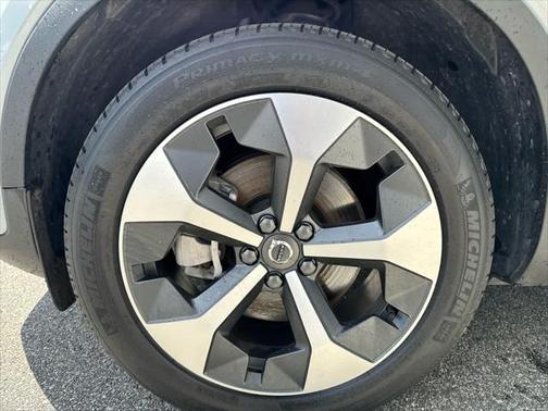 2025 Volvo XC40 B5 Plus Bright Theme