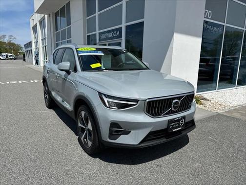2025 Volvo XC40 B5 Plus Bright Theme