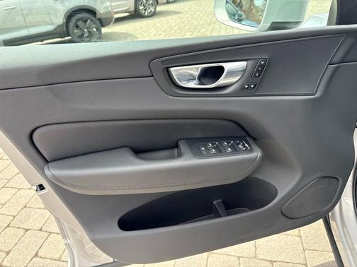 Silver Dawn Metallic 2022 Volvo XC60 B5 Momentum