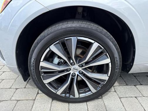 Silver Dawn Metallic 2022 Volvo XC60 B5 Momentum